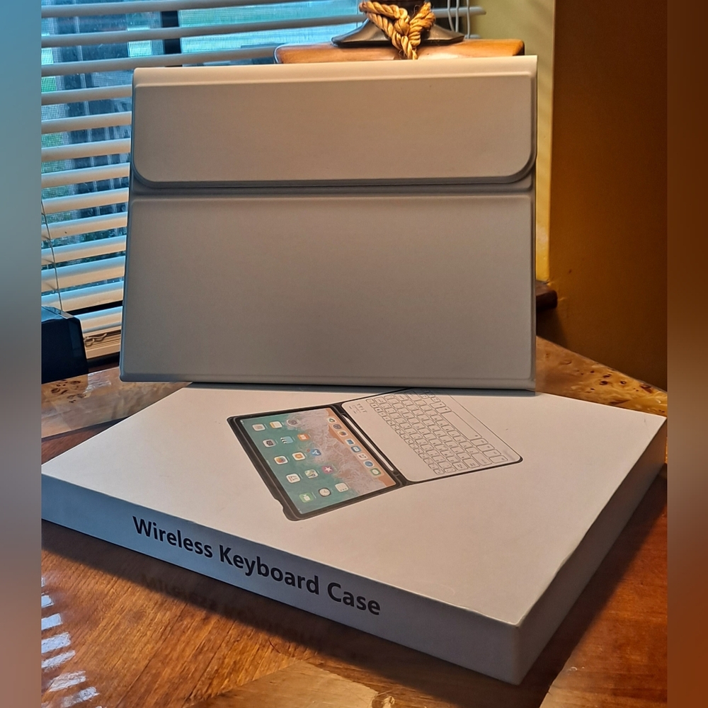 ⌨️ Wireless Keyboard Case